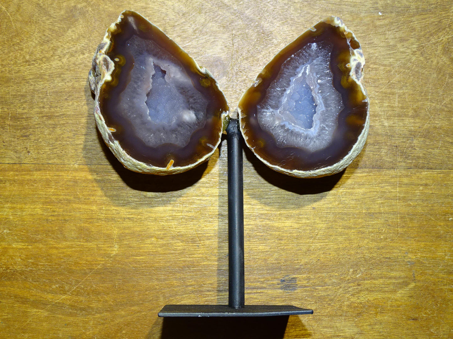 Agate, géode 'papillon' en 2 parties (sur socle dédié) de 150x 95 x 38 millimètres - 731 milligrammes. Superbe qualité, incroyables effets positifs pour vos collections, expositions...