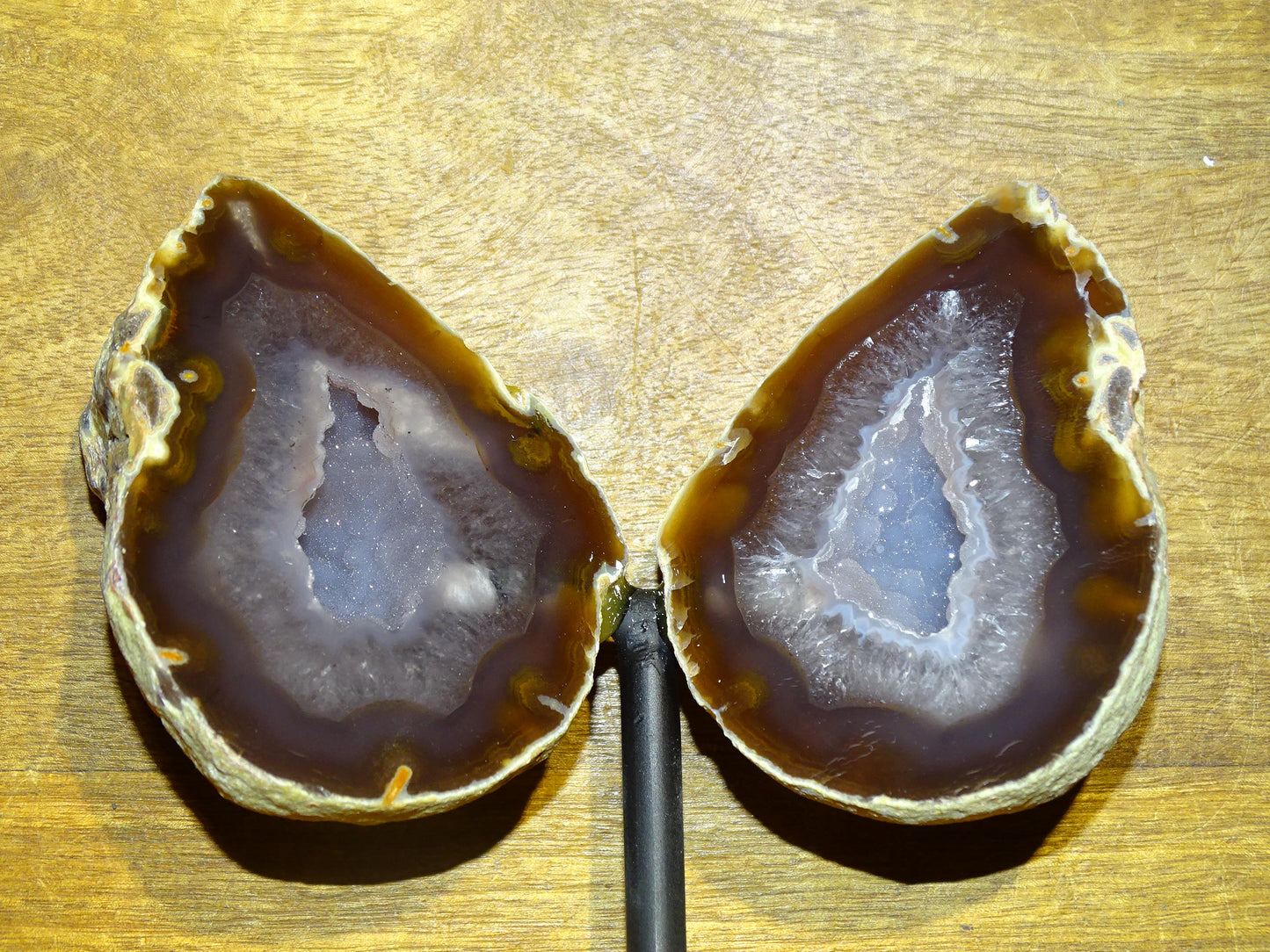 Agate, géode 'papillon' en 2 parties (sur socle dédié) de 150x 95 x 38 millimètres - 731 milligrammes. Superbe qualité, incroyables effets positifs pour vos collections, expositions...