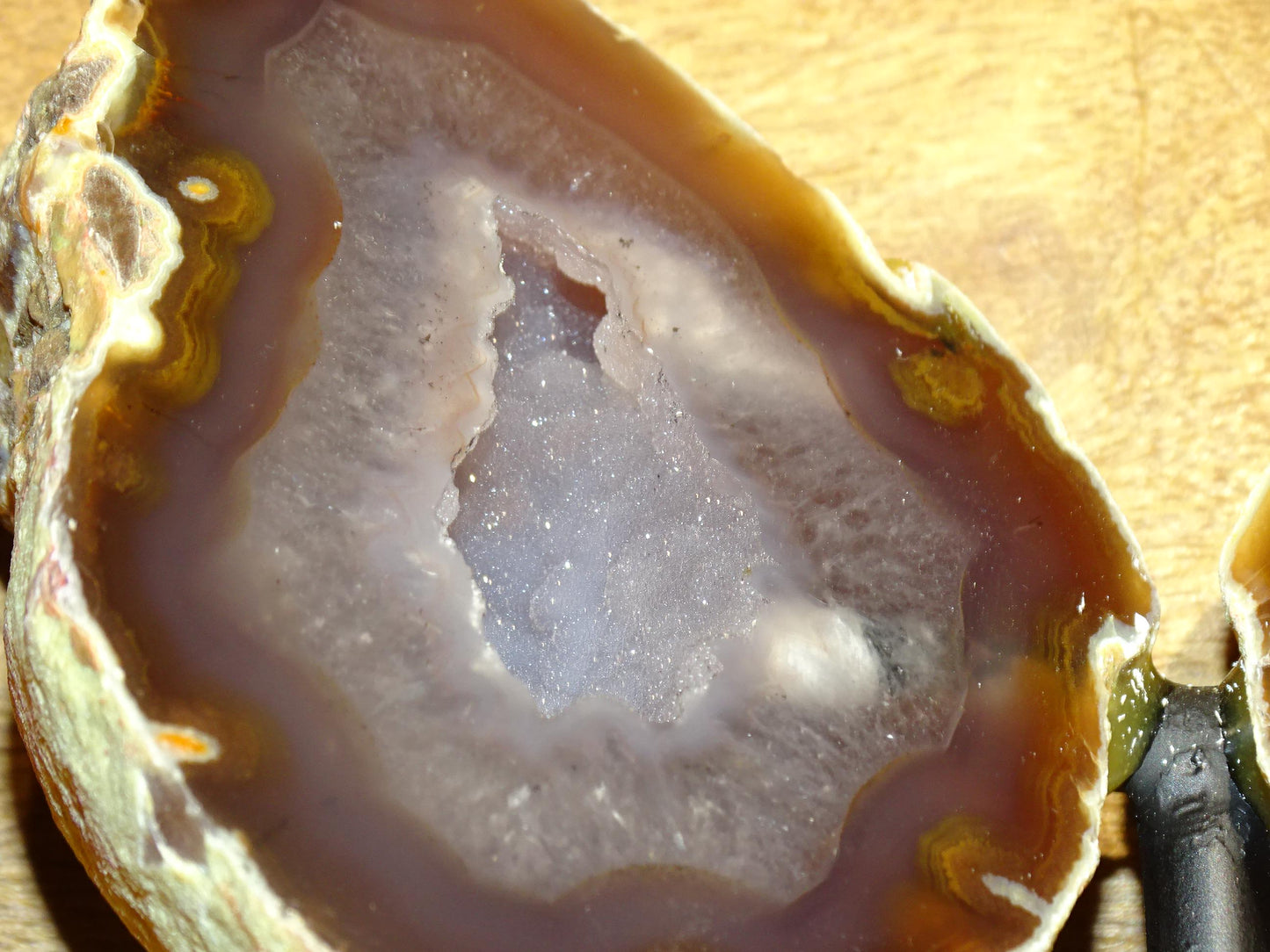 Agate, géode 'papillon' en 2 parties (sur socle dédié) de 150x 95 x 38 millimètres - 731 milligrammes. Superbe qualité, incroyables effets positifs pour vos collections, expositions...