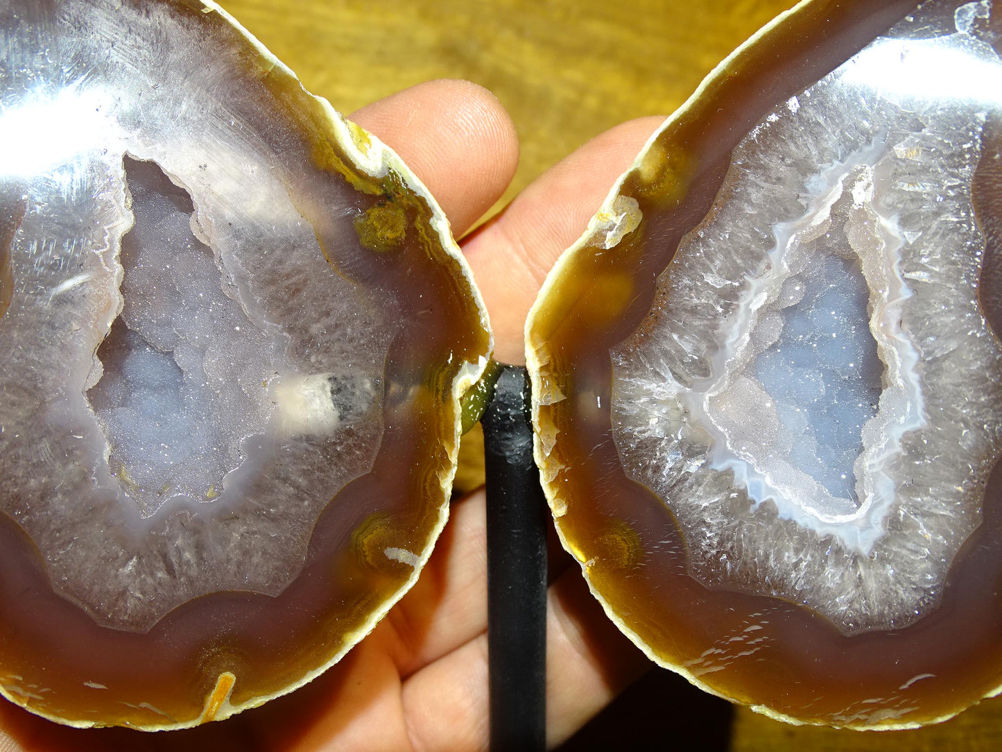 Agate, géode 'papillon' en 2 parties (sur socle dédié) de 150x 95 x 38 millimètres - 731 milligrammes. Superbe qualité, incroyables effets positifs pour vos collections, expositions...