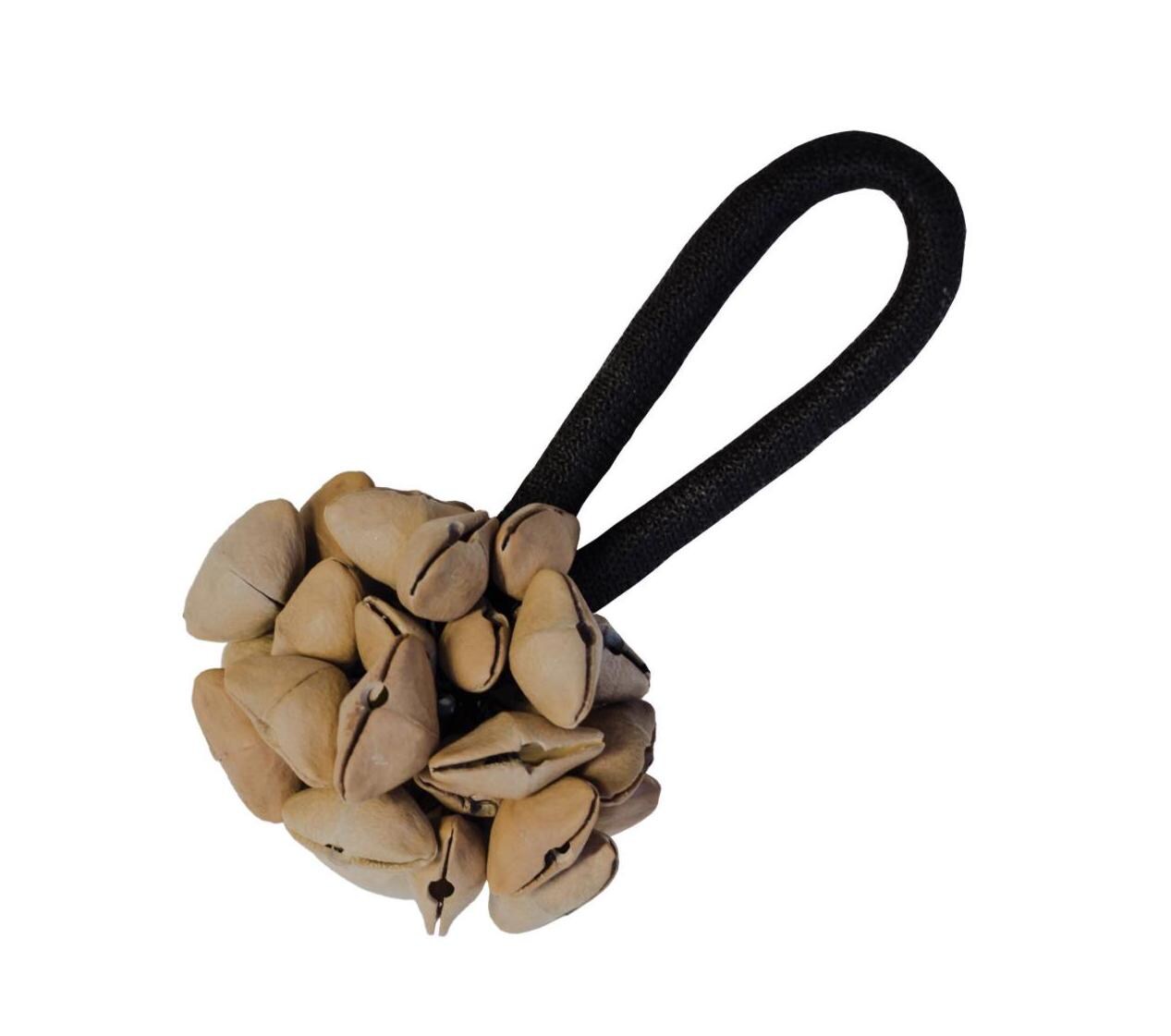 Sélection d'instruments de danses en graines de 'Chacha', hochet, shaker, bracelet... modèles au choix, fabrication artisanale, parfait pour l'accompagnement, sons fascinants et envoutants...!