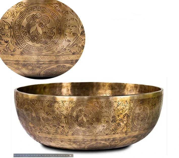 Bol chantant de 50 cm de diamètre, de 10000 grammes avec de très belles gravures réalisées à la main : Pieds de Bouddha pour inciter à aller dans le bol , des 7 chakras, la 'fleur de la vie', les huit symboles auspicieux Bouddhistes et le mantra O.M.P.H
