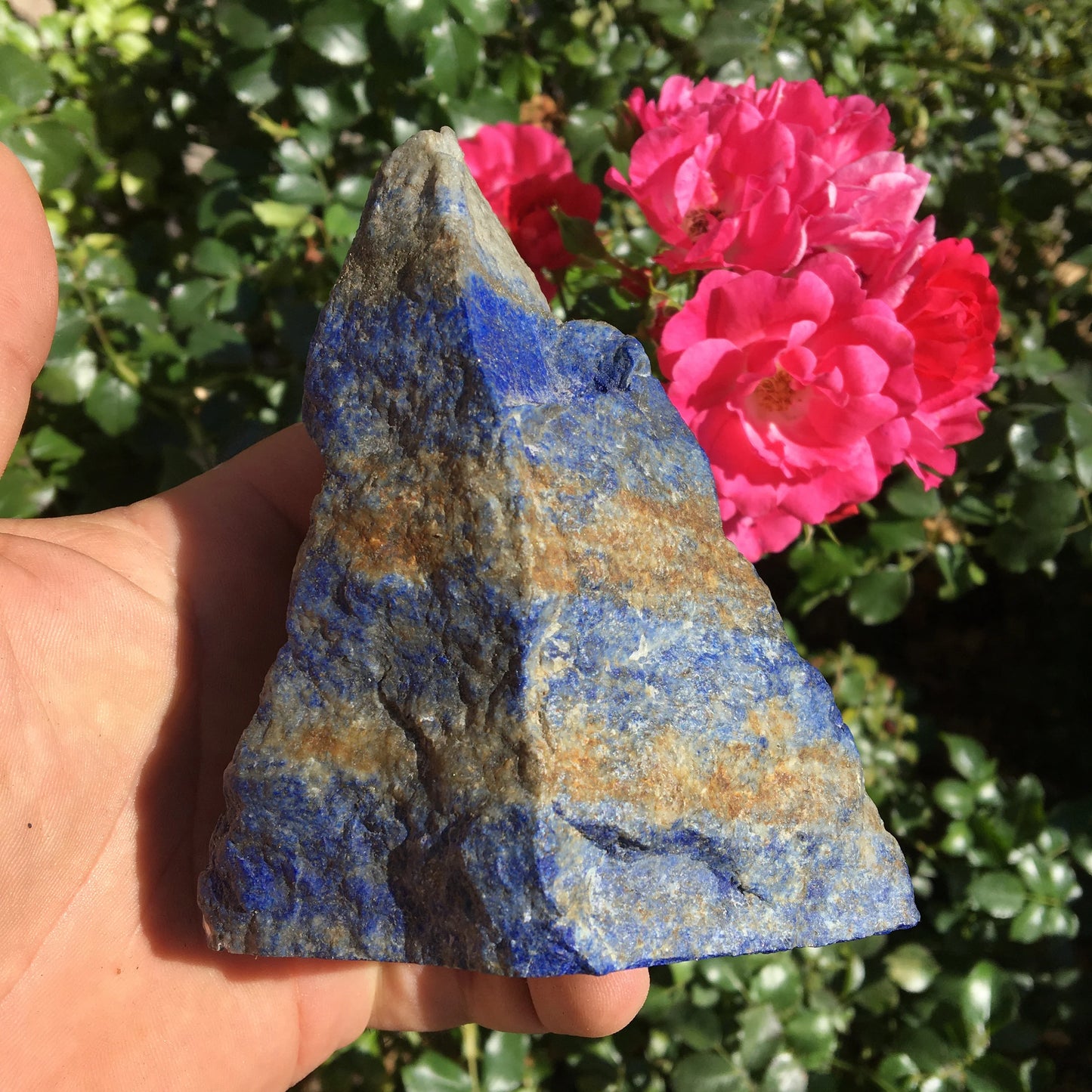 Lapis lazuli, spécimen brut de 152 x108 x 85 mm - 849 grammes. Un bleu envoûtant et fascinant, pierre des pharaons !