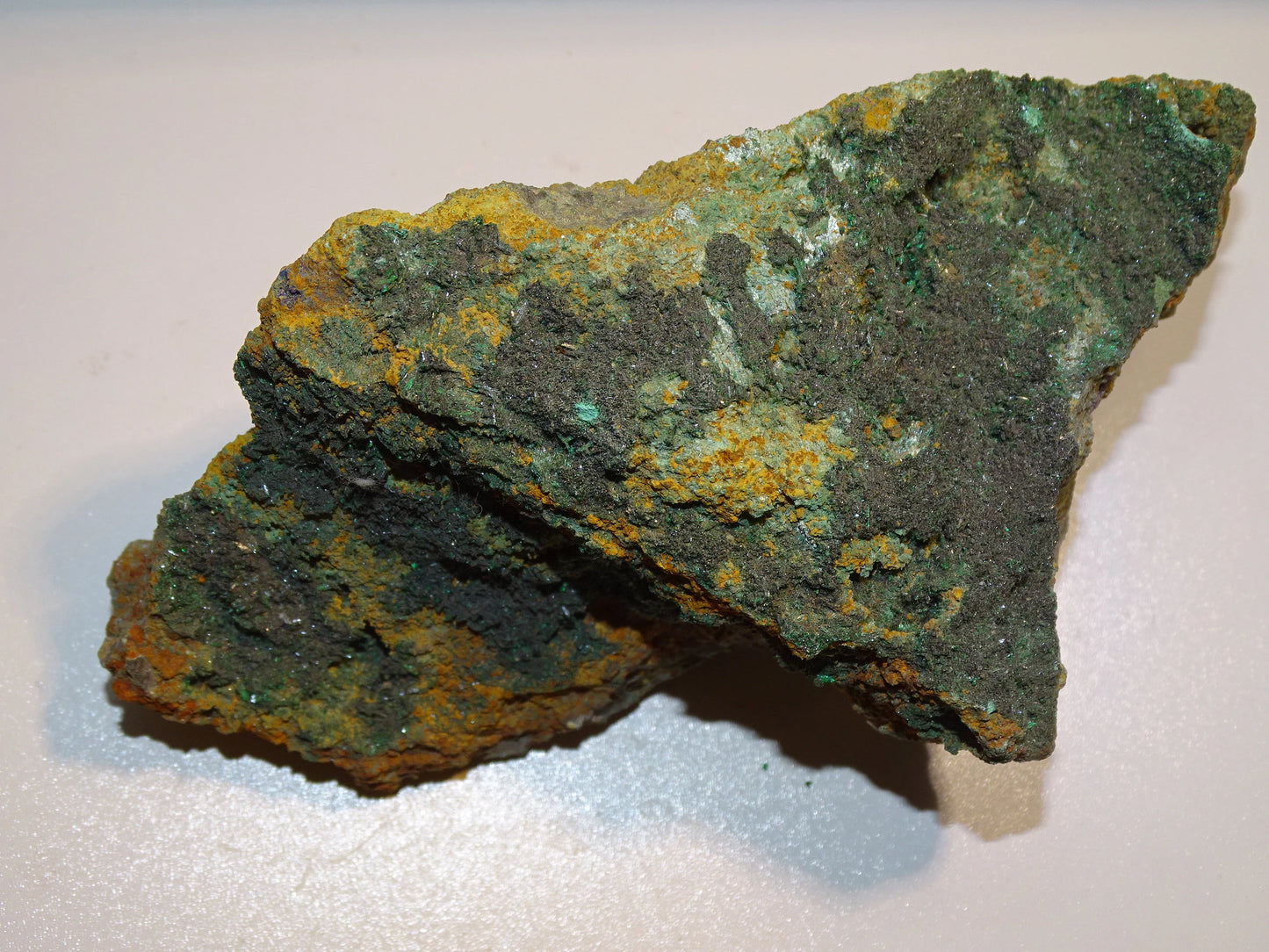 Brochantite, spécimen naturel brut de 160 x 90 x 90 mm - 872 grammes !