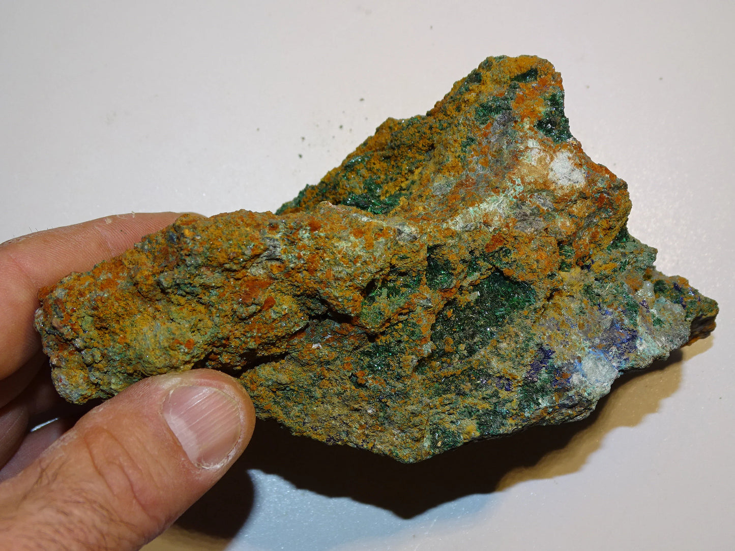 Brochantite, spécimen naturel brut de 160 x 90 x 90 mm - 872 grammes !