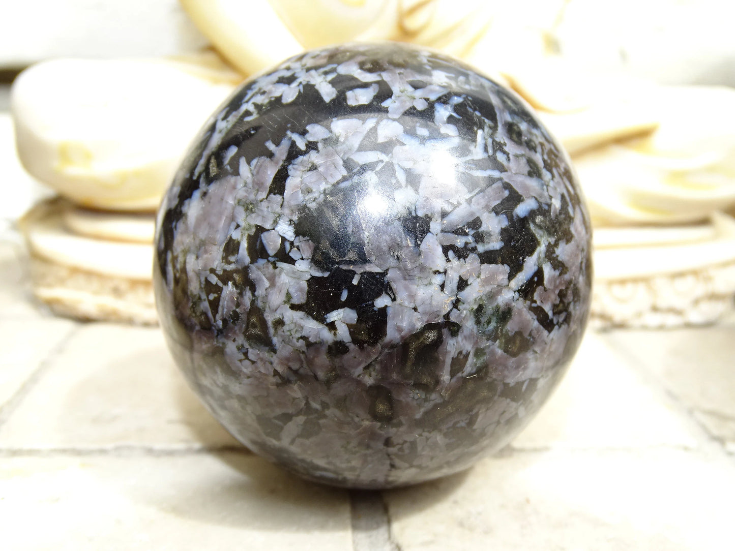 Sélection de sphères en Merlinite/ Gabbro, de 5,7 à 7,8 centimètres. Parfait pour la lithothérapie, collection, exposition...!