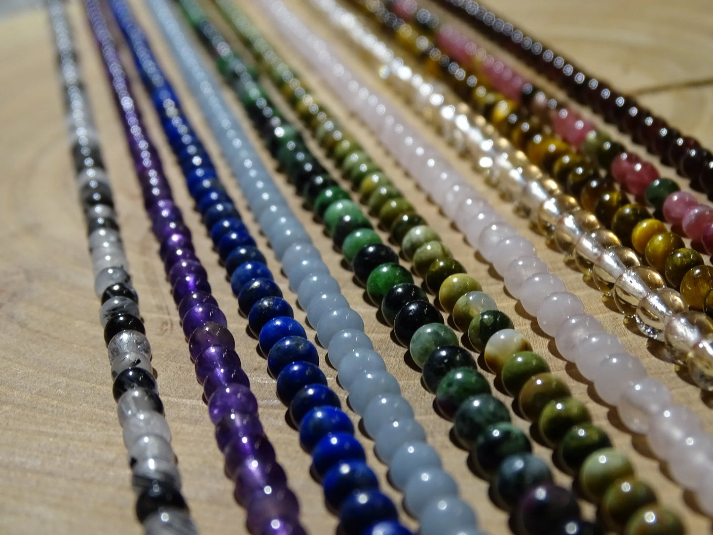 Concept de colliers de 50cm qui se plie en 3 pour faire un bracelet de 3 rangs. Perles de 4, 6 ou 8 mm.Trés ingénieux concept 'fait main' par Gem & Zen. Monté sur élastique de haute résistance, trés bonne qualité de perlage, parfait !