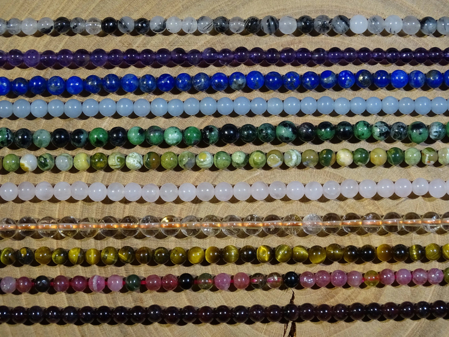 Concept de colliers de 50cm qui se plie en 3 pour faire un bracelet de 3 rangs. Perles de 4, 6 ou 8 mm.Trés ingénieux concept 'fait main' par Gem & Zen. Monté sur élastique de haute résistance, trés bonne qualité de perlage, parfait !