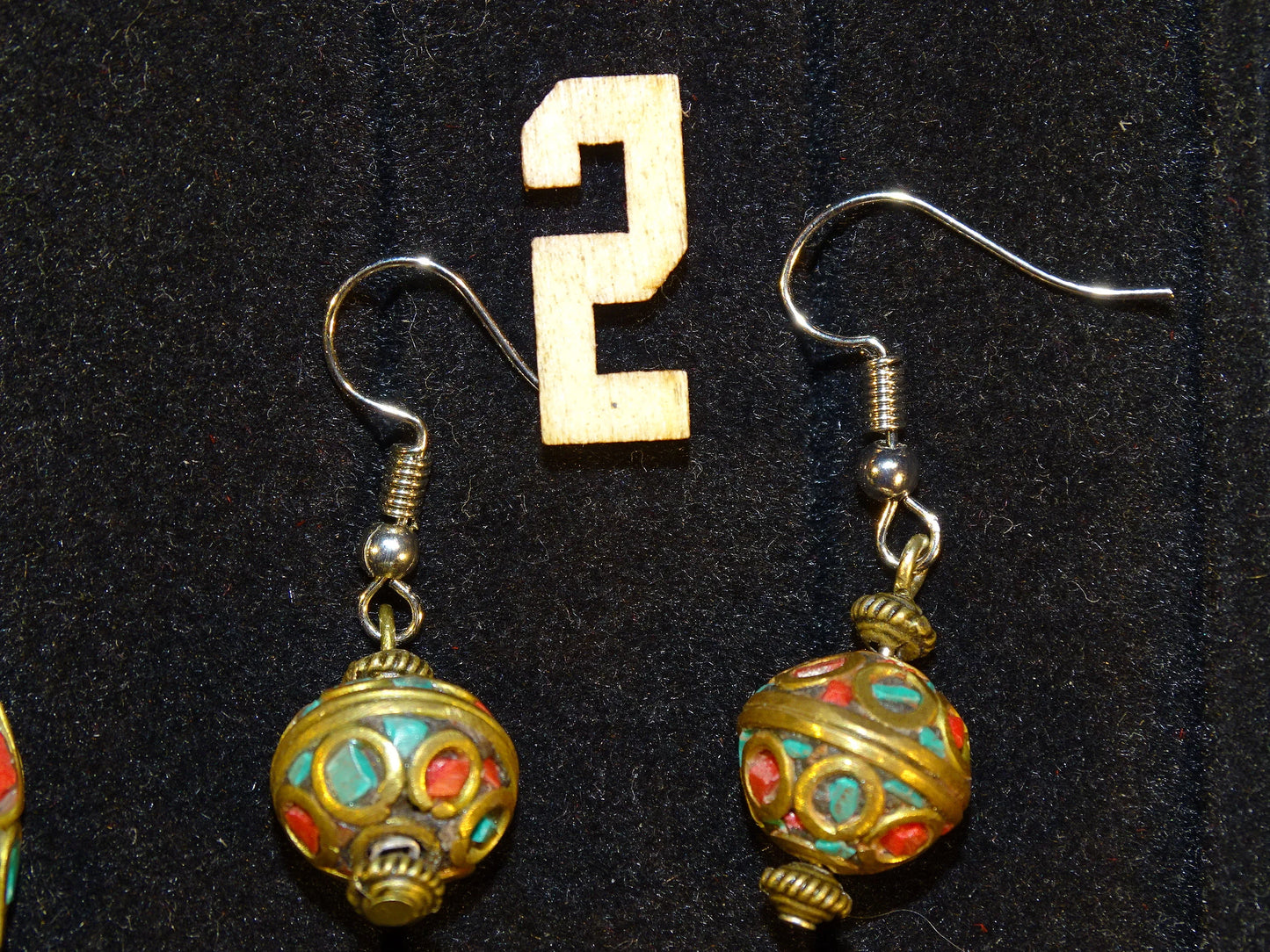 Boucles d'oreilles en perles d'Inde ( corail rouge et turquoise) sur tige en métal. Vendu en finition Argent 0.925, laiton ton argent ou doré, parfait !