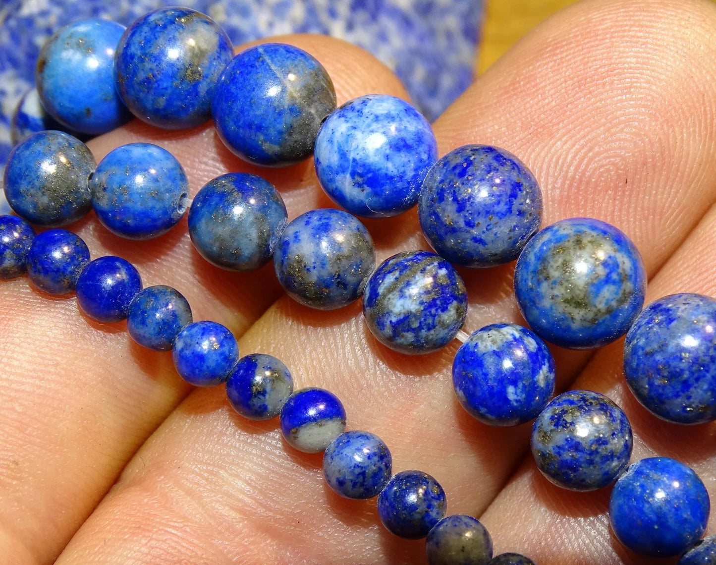 Lapis lazuli, perles rondes de 4, 6, 8 ou 10 mm. Vendu en fil de perle 38/39 cm, en bracelet de 17 à 21cm, en collier de 45 ou sautoir de 60cm. Qualité AA à AAA, superbes perles !