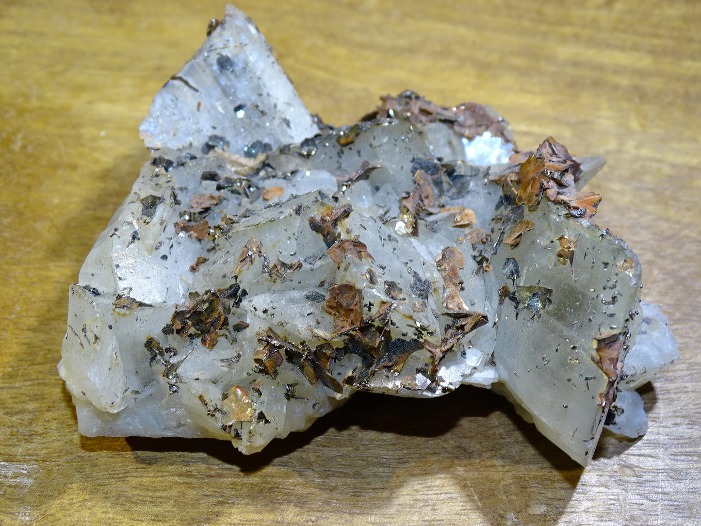 Calcite avec inclusions* de 87x90x35mm - 229,6 grammes. Magnifique pièce de minéralogie !
