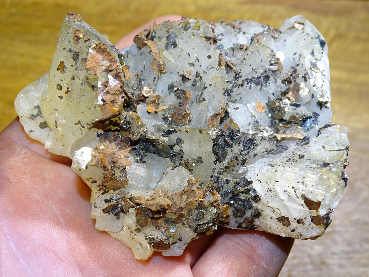 Calcite avec inclusions* de 87x90x35mm - 229,6 grammes. Magnifique pièce de minéralogie !