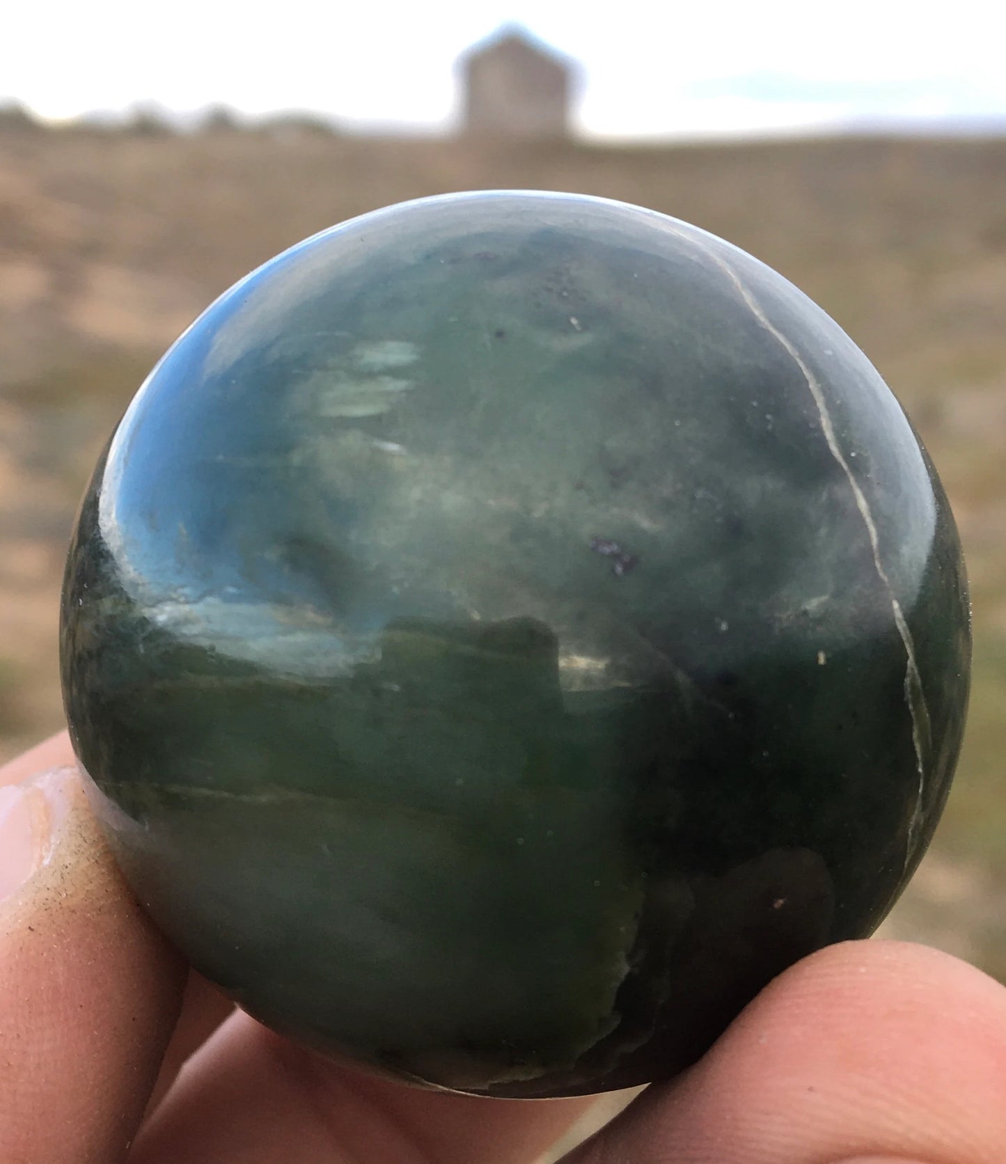Sphère de Jade néphrite, modèle unique d'environ 50 millimètres, 195 grammes. Superbe pierre, parfait pour la lithothérapie, collection, exposition...!