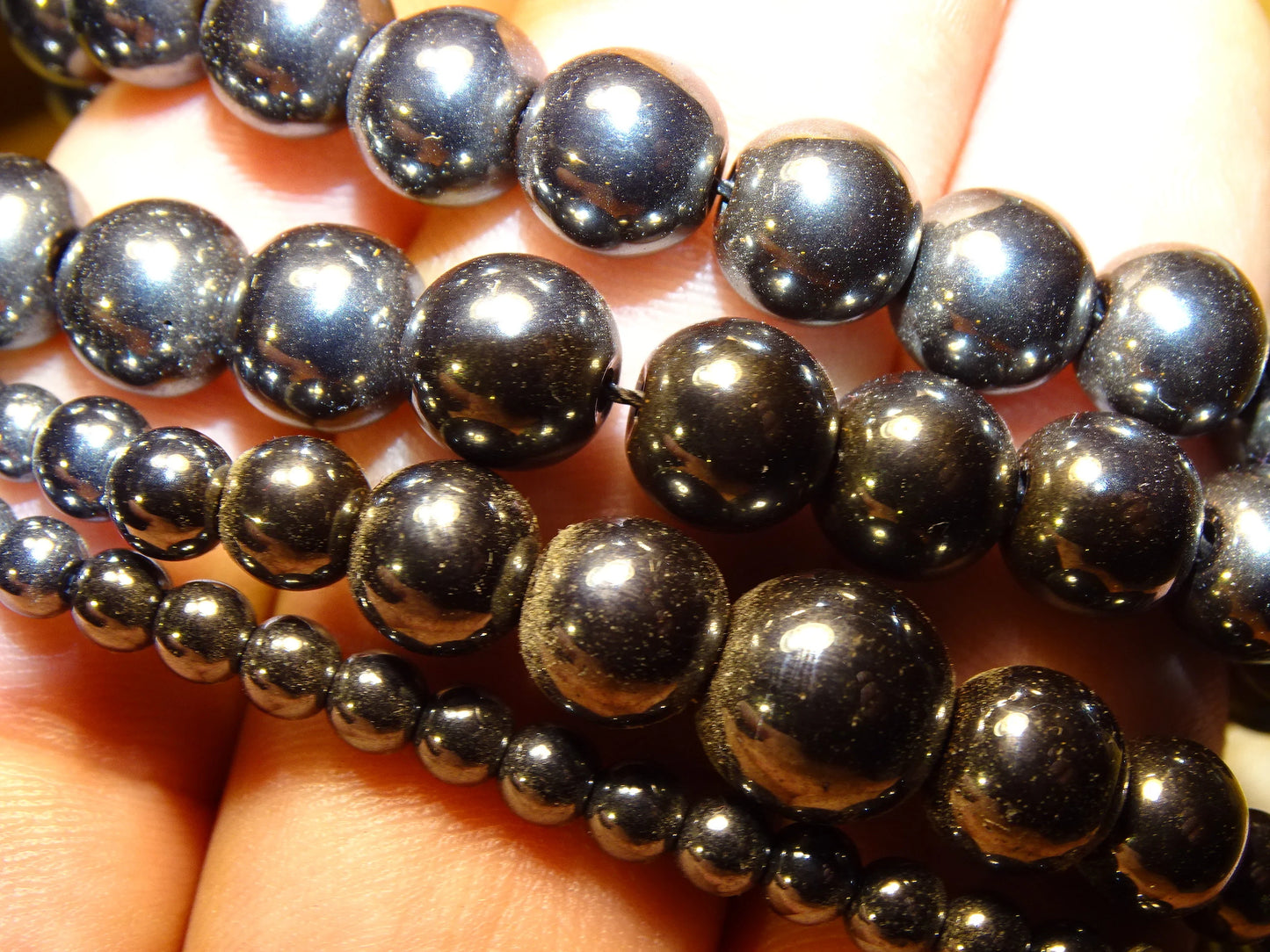 Hematite, round beads of 4, 6, 8 or 10 mm. Sold in 38/39 cm bead strand, in 17 to 21 cm bracelet, in 45 cm necklace or 60 cm sautoir. AA to AAA quality, superb beads, beautiful purity, perfect!
