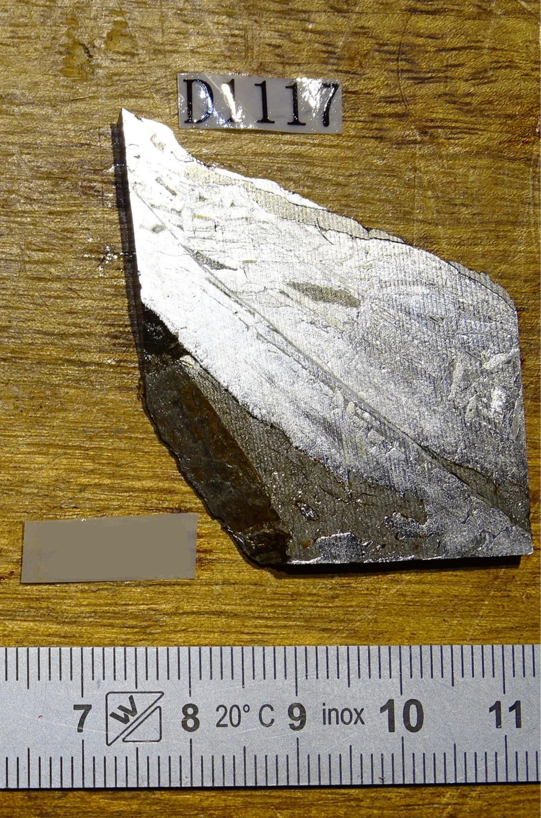 Météorite 'Muonionalusta', de 20 grammes, de type IVA, qui s'est écrasée dans le nord de la Scandinavie, à l'ouest de la frontière entre la Suède et la Finlande, environ 1 million d'années ...!