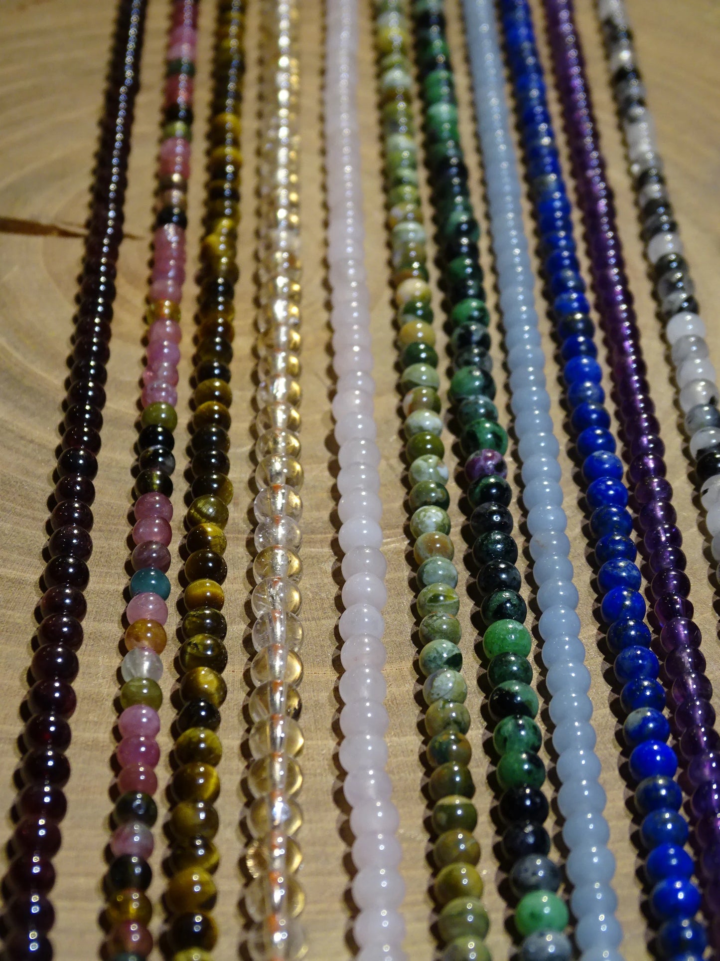 Concept de colliers de 50cm qui se plie en 3 pour faire un bracelet de 3 rangs. Perles de 4, 6 ou 8 mm.Trés ingénieux concept 'fait main' par Gem & Zen. Monté sur élastique de haute résistance, trés bonne qualité de perlage, parfait !