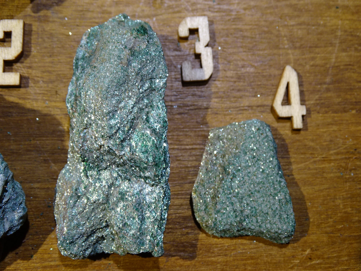 Mica vert ou violet soit Fuchsite ou Lépidolite - Spécimens naturels au choix de 70mm x 40 x 30 environ - de 10 à 40 grammes !