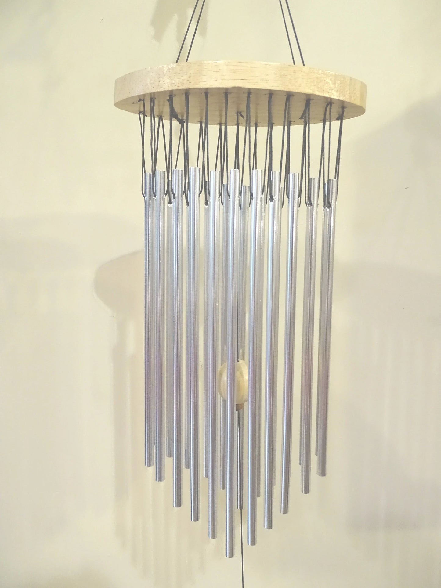Carillon à vent a "22 tubes" qui forment une gamme musicale harmonieuse et très riche ! 40 centimètres de longueur totale - 222 grammes. Une superbe réalisation !