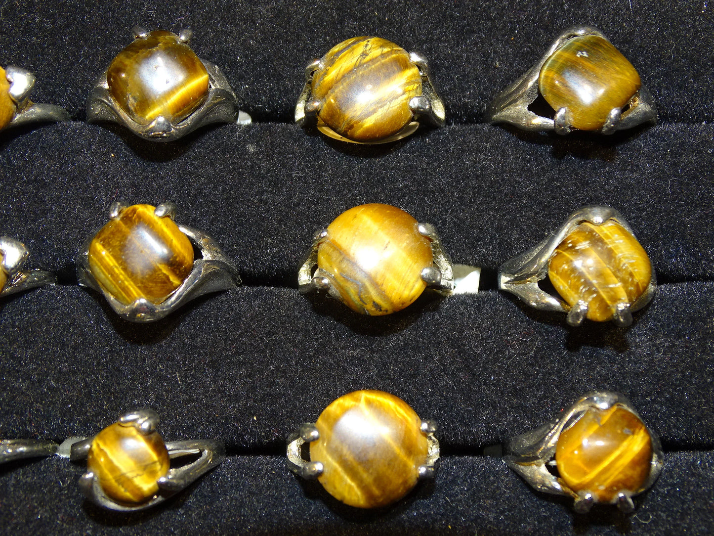 Bague en Œil de tigre, sélection de divers modèles au choix. Faites en laiton couleur Argent. Superbe pierre aux reflets irisés ! Taille repérées de 53 à 61 Fr. (voir photo)