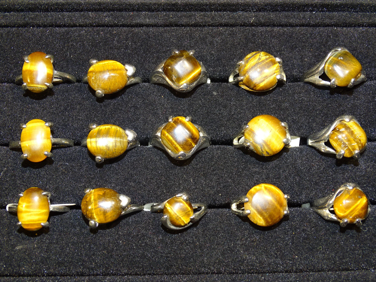 Bague en Œil de tigre, sélection de divers modèles au choix. Faites en laiton couleur Argent. Superbe pierre aux reflets irisés ! Taille repérées de 53 à 61 Fr. (voir photo)