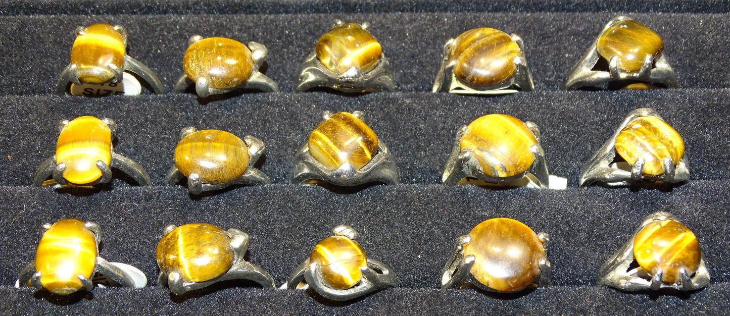 Bague en Œil de tigre, sélection de divers modèles au choix. Faites en laiton couleur Argent. Superbe pierre aux reflets irisés ! Taille repérées de 53 à 61 Fr. (voir photo)