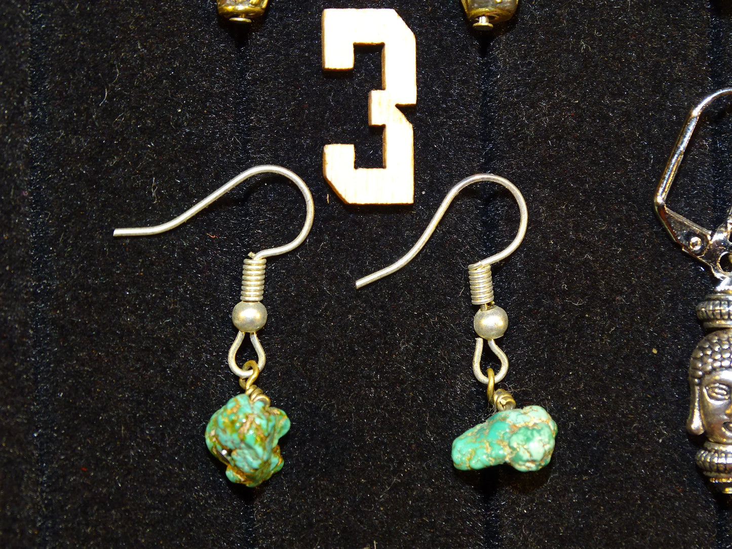 Boucles d'oreilles en perles d'Inde ( corail rouge et turquoise) sur tige en métal. Vendu en finition Argent 0.925, laiton ton argent ou doré, parfait !