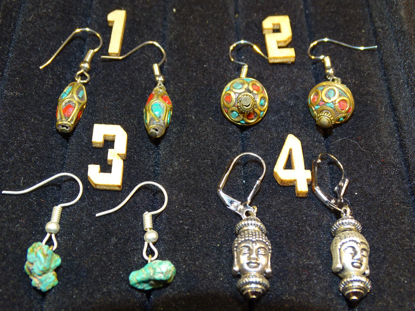 Boucles d'oreilles en perles d'Inde ( corail rouge et turquoise) sur tige en métal. Vendu en finition Argent 0.925, laiton ton argent ou doré, parfait !