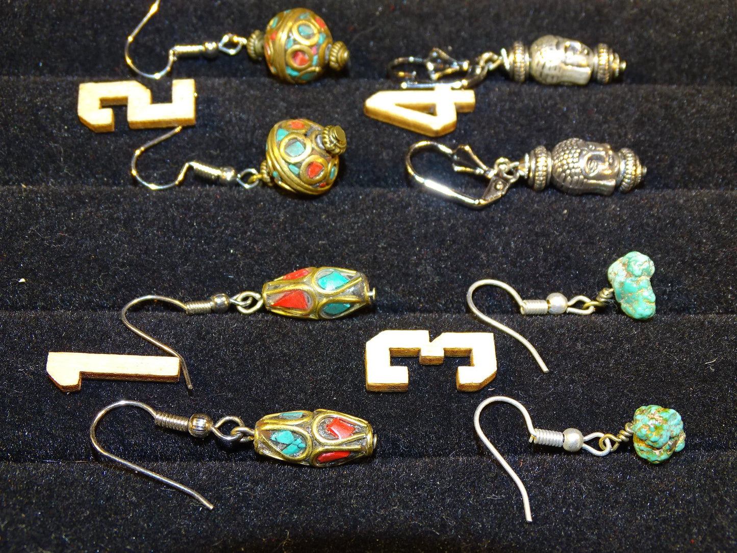 Boucles d'oreilles en perles d'Inde ( corail rouge et turquoise) sur tige en métal. Vendu en finition Argent 0.925, laiton ton argent ou doré, parfait !