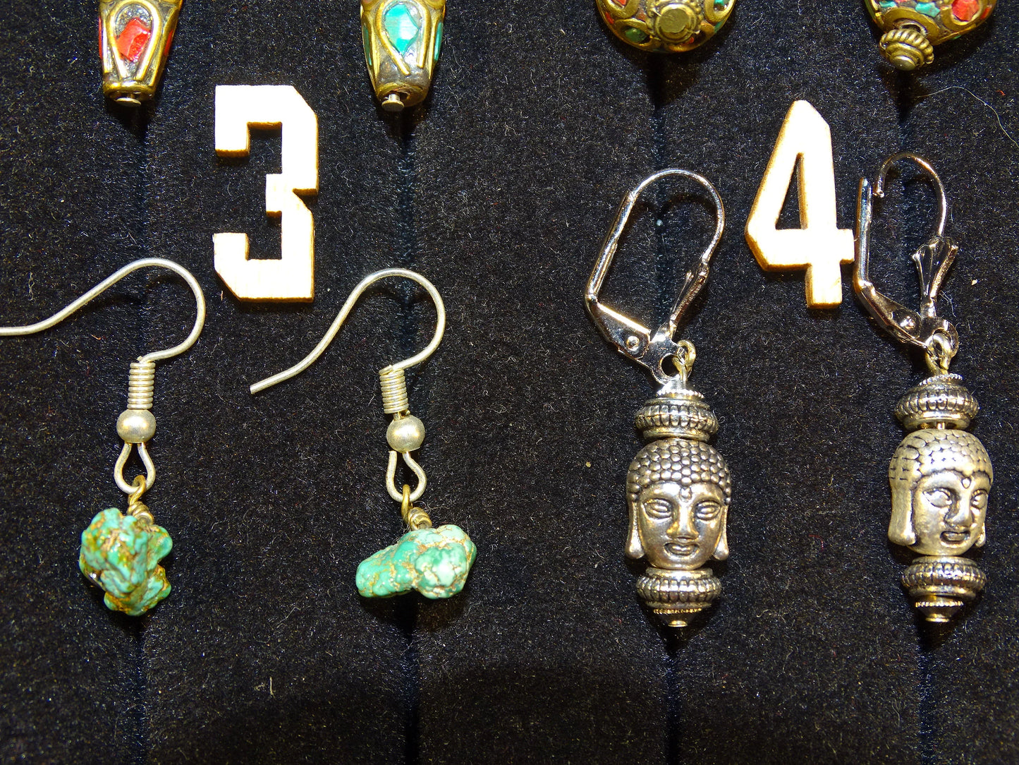 Boucles d'oreilles en perles d'Inde ( corail rouge et turquoise) sur tige en métal. Vendu en finition Argent 0.925, laiton ton argent ou doré, parfait !