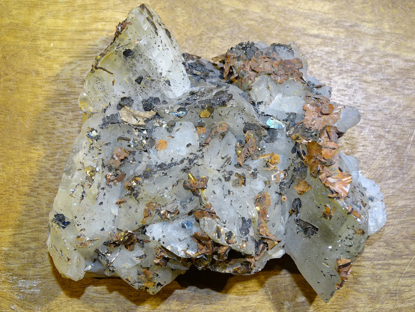 Calcite avec inclusions* de 87x90x35mm - 229,6 grammes. Magnifique pièce de minéralogie !