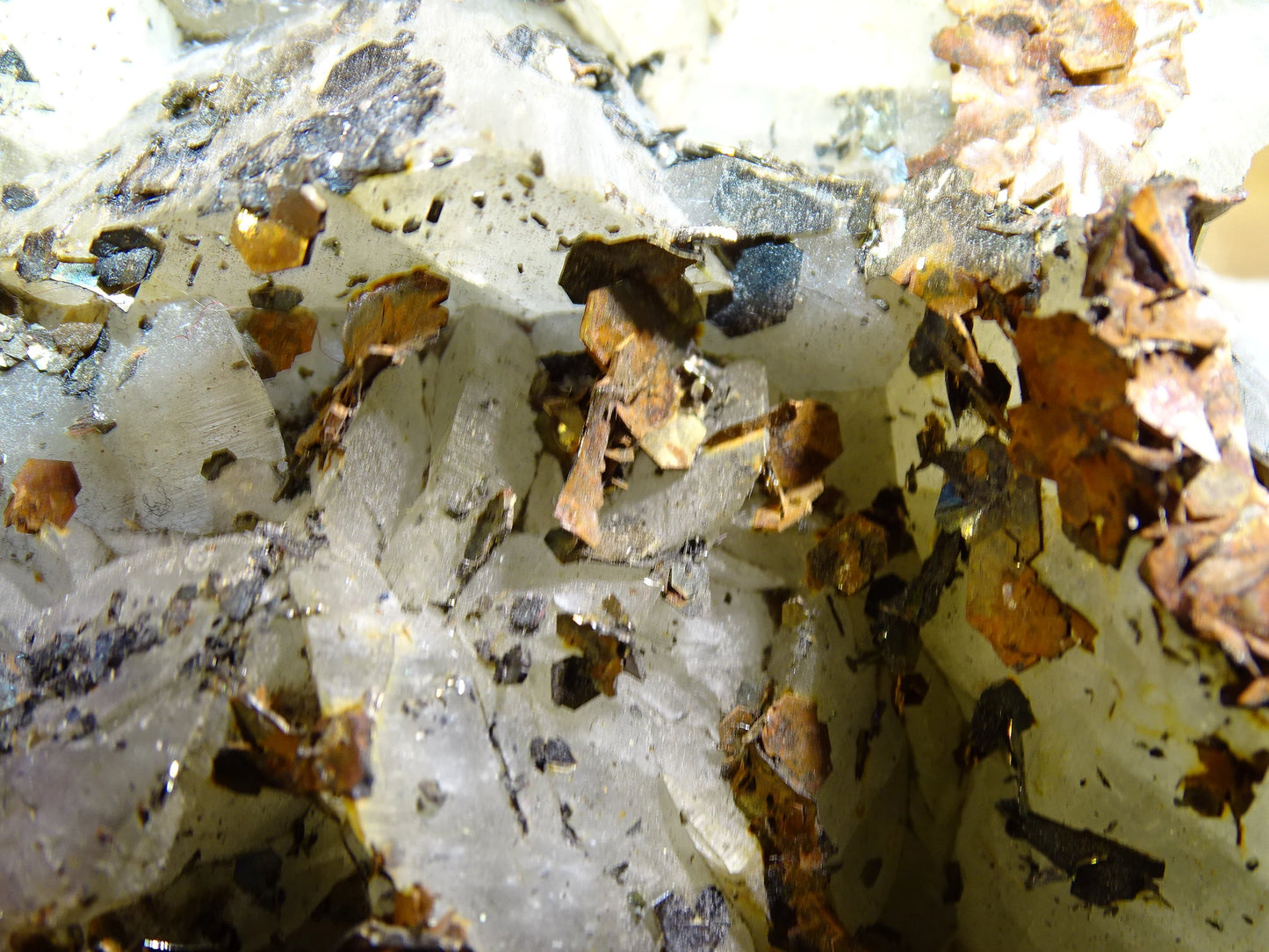 Calcite avec inclusions* de 87x90x35mm - 229,6 grammes. Magnifique pièce de minéralogie !