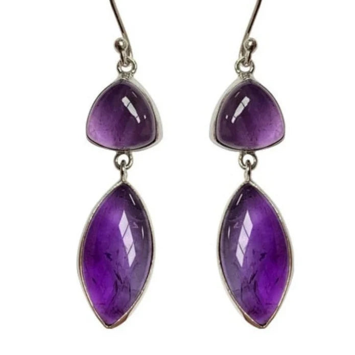 Boucles d'oreilles en Améthyste, cabochon sertis en formes de 'triangle navette', qualité AA à AAA. Vendu en finition Argent, parfait !