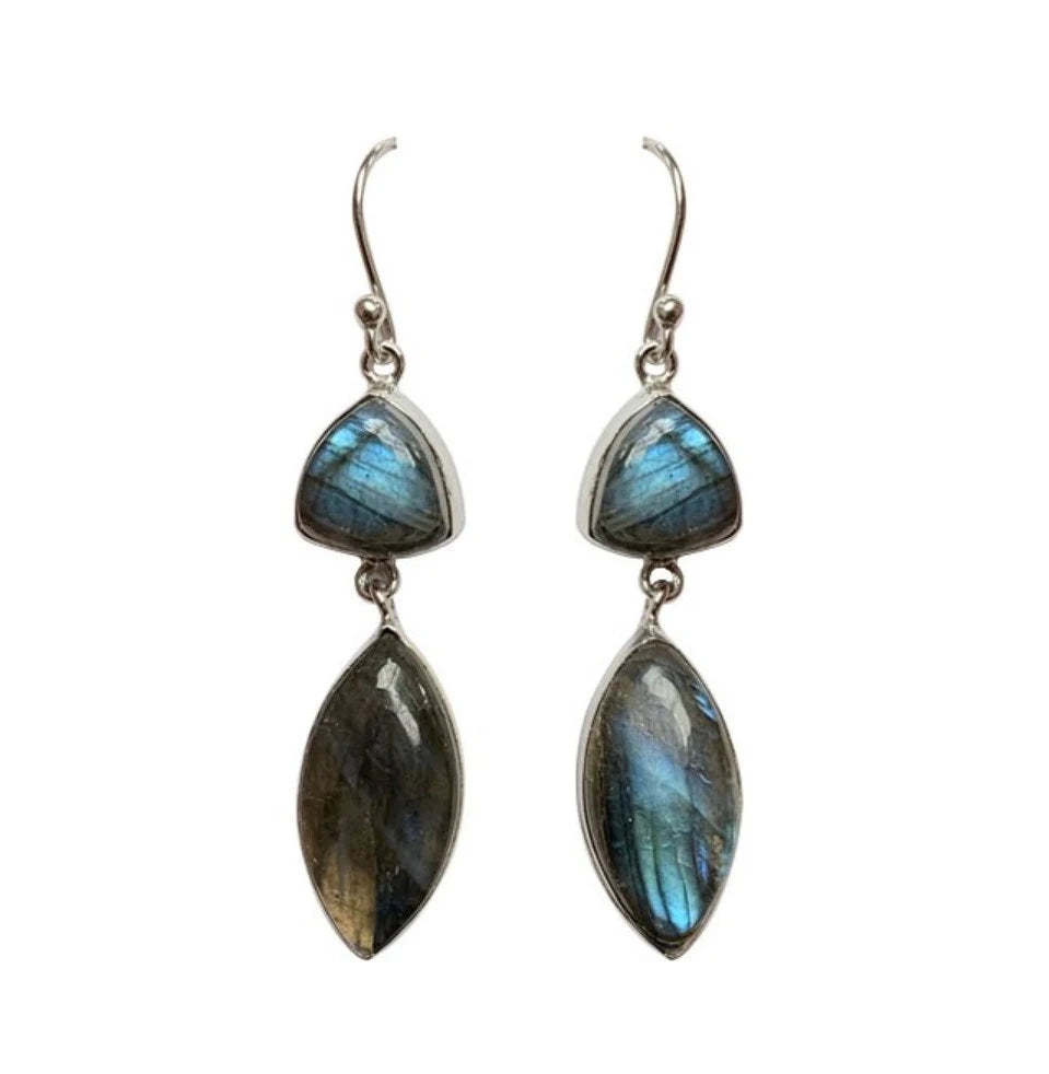 Boucles d'oreilles en Labradorite, cabochon sertis en formes de 'triangle navette', qualité AA à AAA. Vendu en finition Argent, parfait !