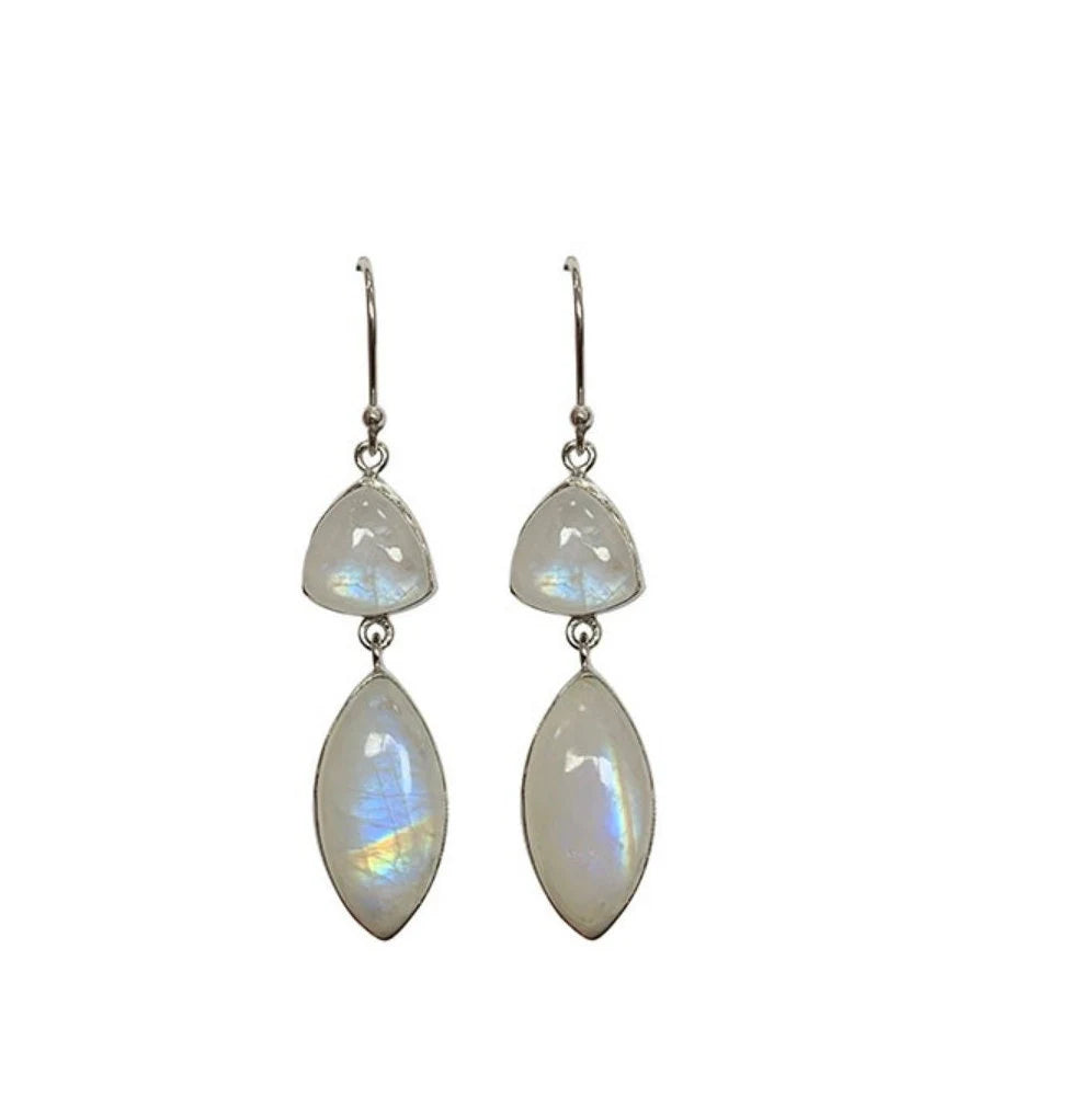 Boucles d'oreilles en Pierre de lune, cabochon sertis en formes de 'triangle navette', qualité AA à AAA. Vendu en finition Argent, parfait !