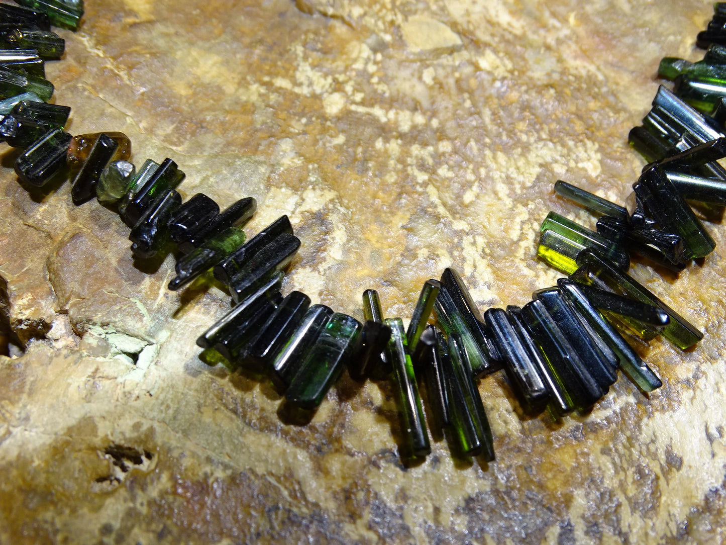 Bijoux d'exception, superbe collier en perle naturelle de tourmaline verte - verdelite, 40 centimètres de longueur, fait sur Argent ! Véritable œuvre d'art, chaque perle est un joyau !