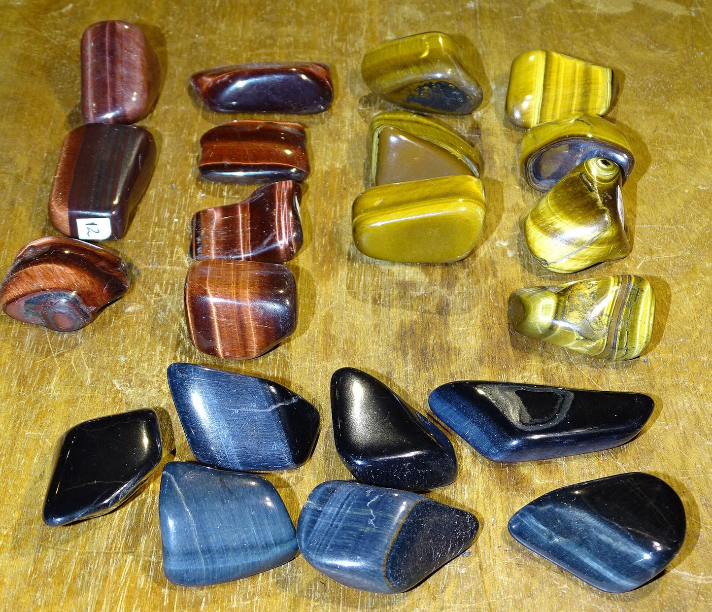 Mix 'd'oeil de tigre, oeil de taureau et oeil de faucon'. Perles rondes de 4, 6, 8 ou 10 mm. Vendu en fil de perle 38/39 cm, en bracelet de 17 à 21cm, en collier de 45 ou sautoir de 60cm. Qualité AA à AAA, parfait !