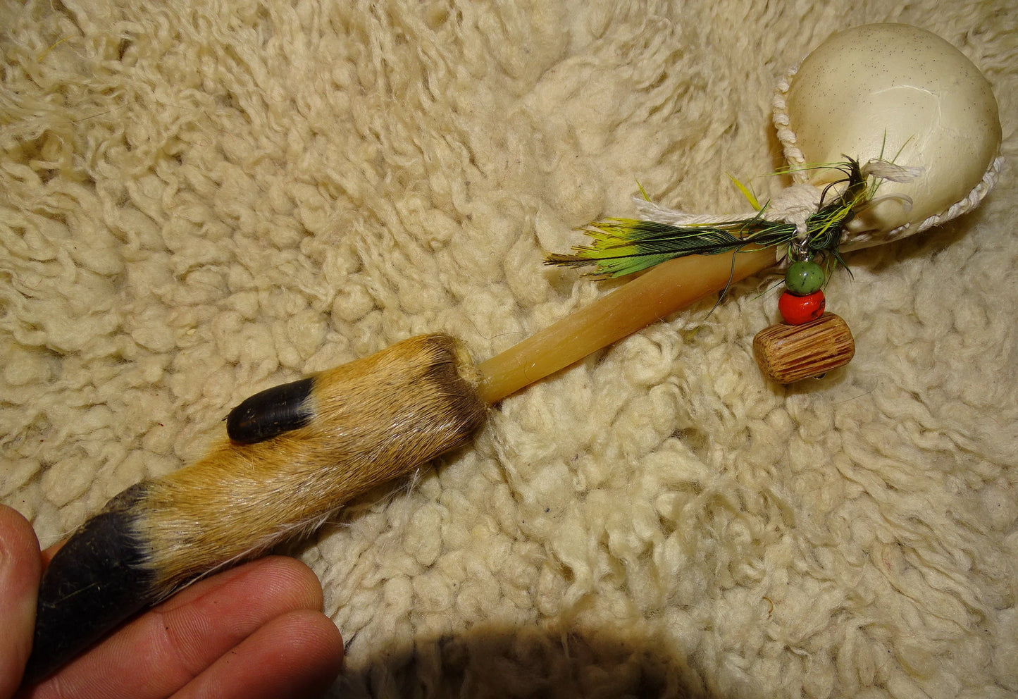 Hochet Chamanique fait main par un artisan en France. Chaque modèle est unique, 100 % fabriquer en matières recyclés et recyclabe !