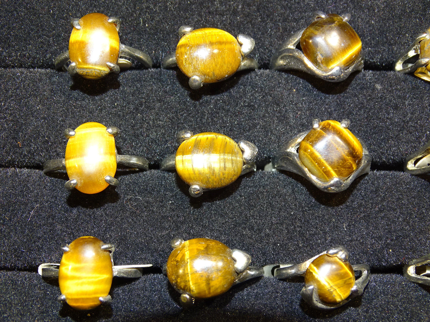 Bague en Œil de tigre, sélection de divers modèles au choix. Faites en laiton couleur Argent. Superbe pierre aux reflets irisés ! Taille repérées de 53 à 61 Fr. (voir photo)