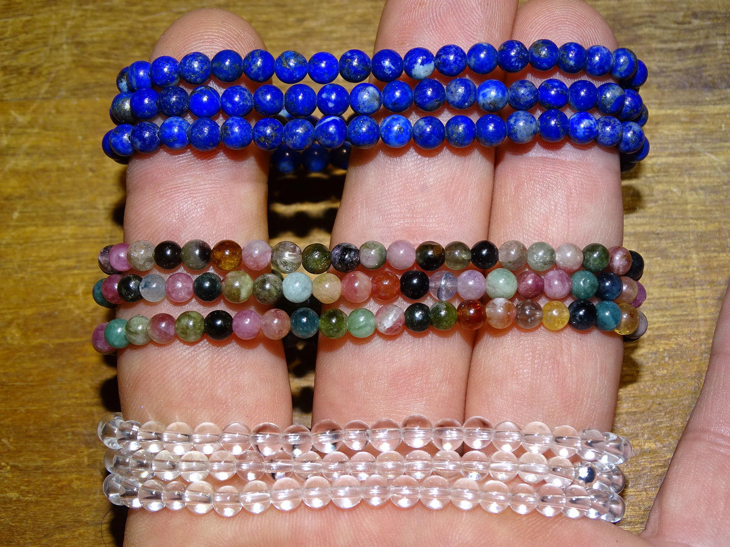 Concept de colliers de 50cm qui se plie en 3 pour faire un bracelet de 3 rangs. Perles de 4, 6 ou 8 mm.Trés ingénieux concept 'fait main' par Gem & Zen. Monté sur élastique de haute résistance, trés bonne qualité de perlage, parfait !