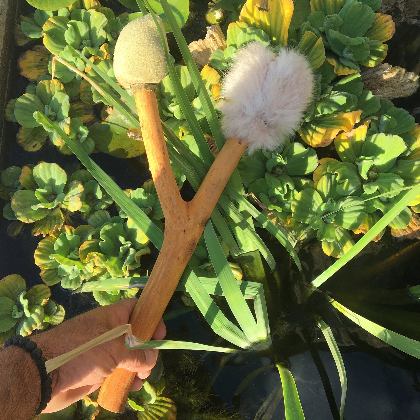 Selection of mallets for shamanic drums, several models to choose from or sold in batches... Each mallet will bring a new sound thanks to the finish of the 'heads', in cotton, hair, split leather...!