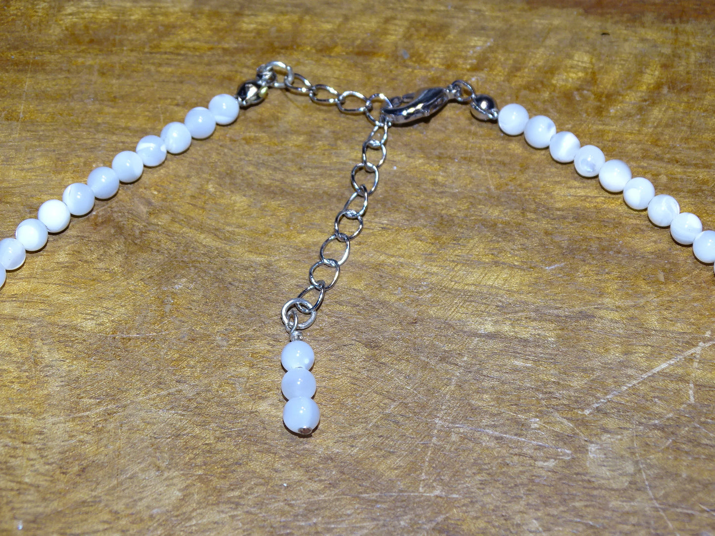 Nacre, collier de 42 centimètres avec plumes. Perles rondes de 6 millimètres, montées sur fil d'acier de haute résistance, fait par Gem & Zen !