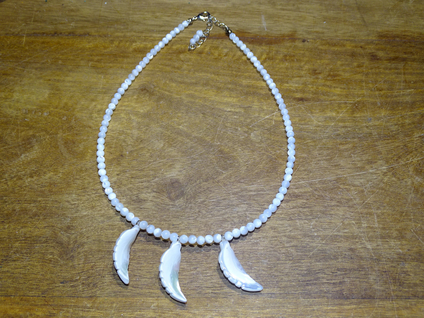 Nacre, collier de 42 centimètres avec plumes. Perles rondes de 6 millimètres, montées sur fil d'acier de haute résistance, fait par Gem & Zen !