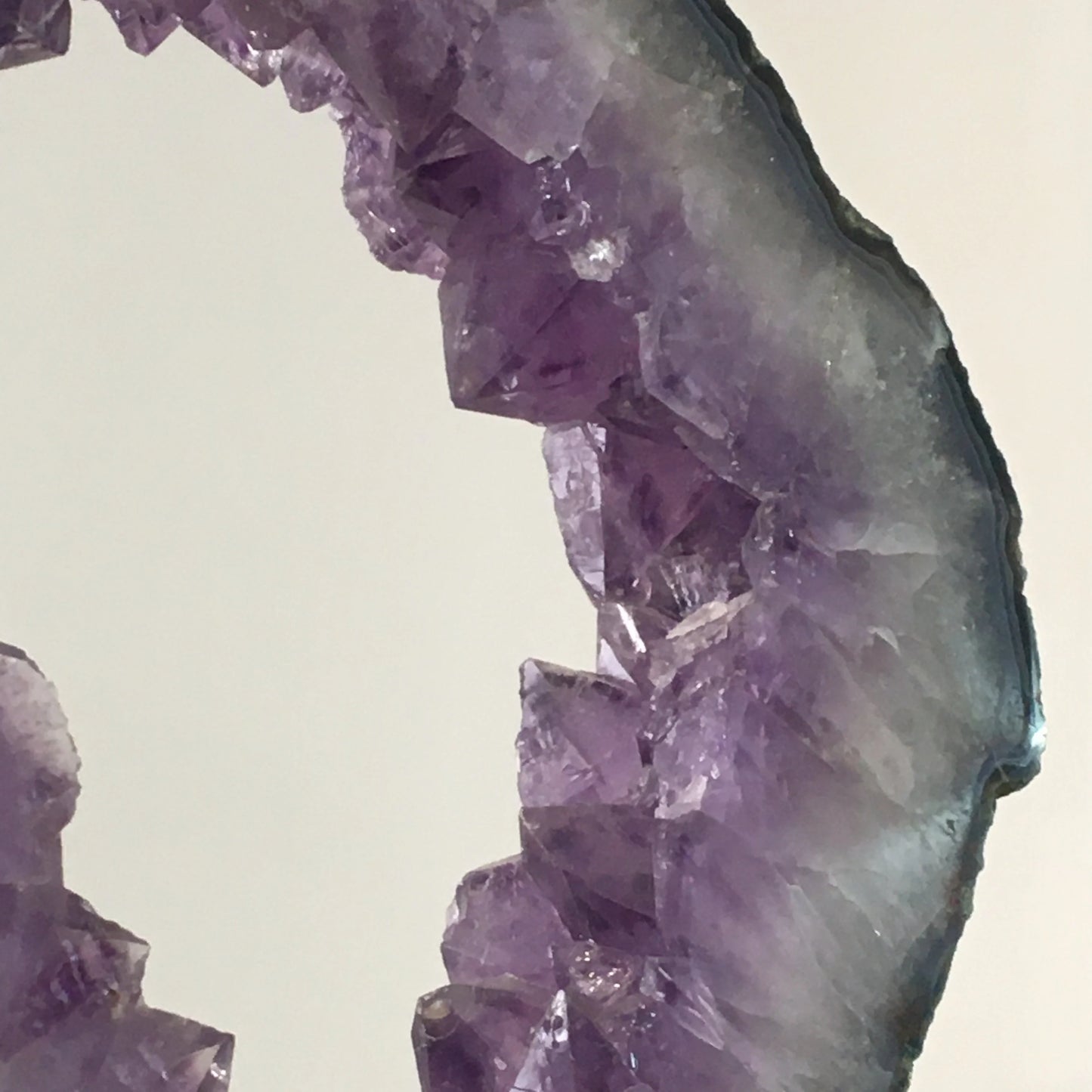 Améthyste, tranche/ anneau de géode (5,85 kilogrammes, 30 centimètres de diamètre). Vendu avec socle en métal sur mesure. Superbe qualité AA, en provenance du Brésil. Incroyables effets positifs pour vos collections, expositions...parfait !