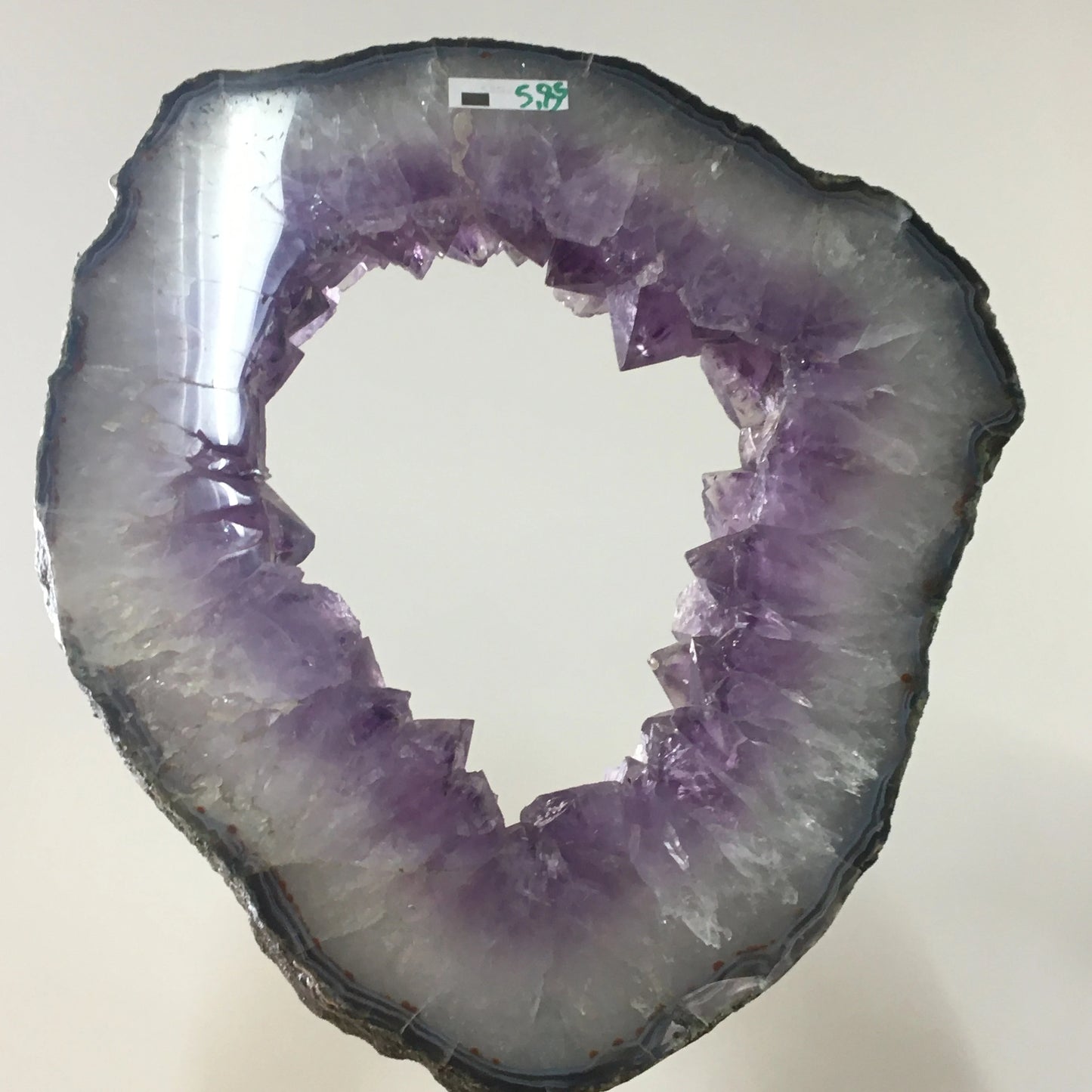 Améthyste, tranche/ anneau de géode (5,85 kilogrammes, 30 centimètres de diamètre). Vendu avec socle en métal sur mesure. Superbe qualité AA, en provenance du Brésil. Incroyables effets positifs pour vos collections, expositions...parfait !