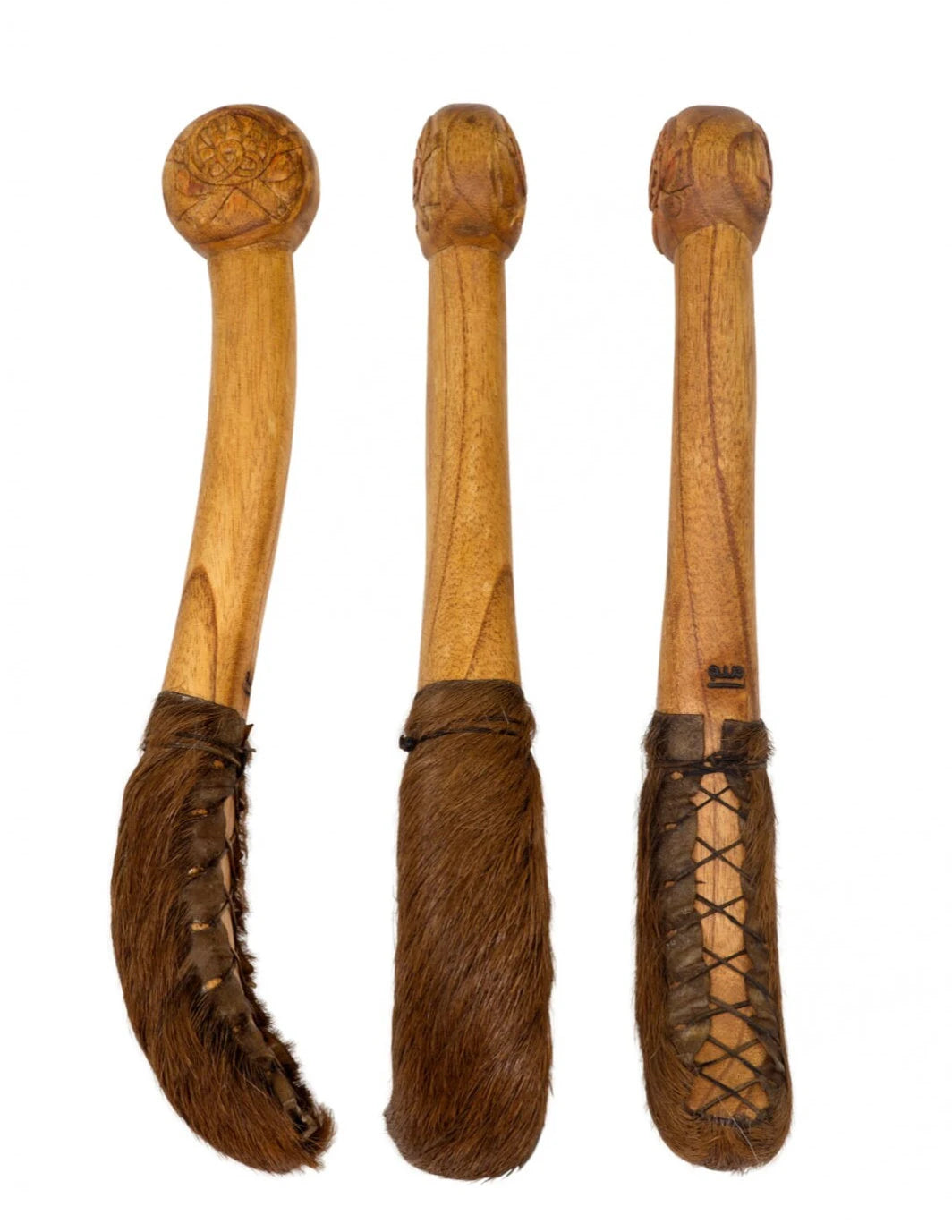 A selection of mallets for shamanic drums, models with sculptures and heads covered in leather! Produces a dry and short sound!
