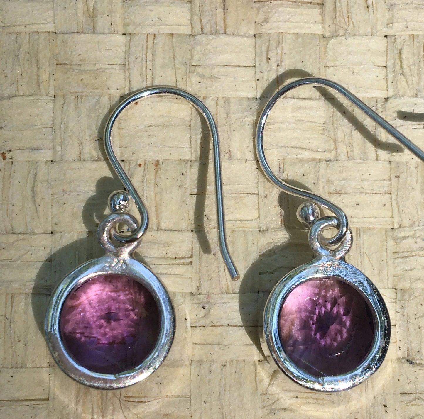 Boucles d'oreilles en Améthyste, cabochon sertis de formes rondes, qualité AA à AAA. Vendu en finition Argent, parfait !