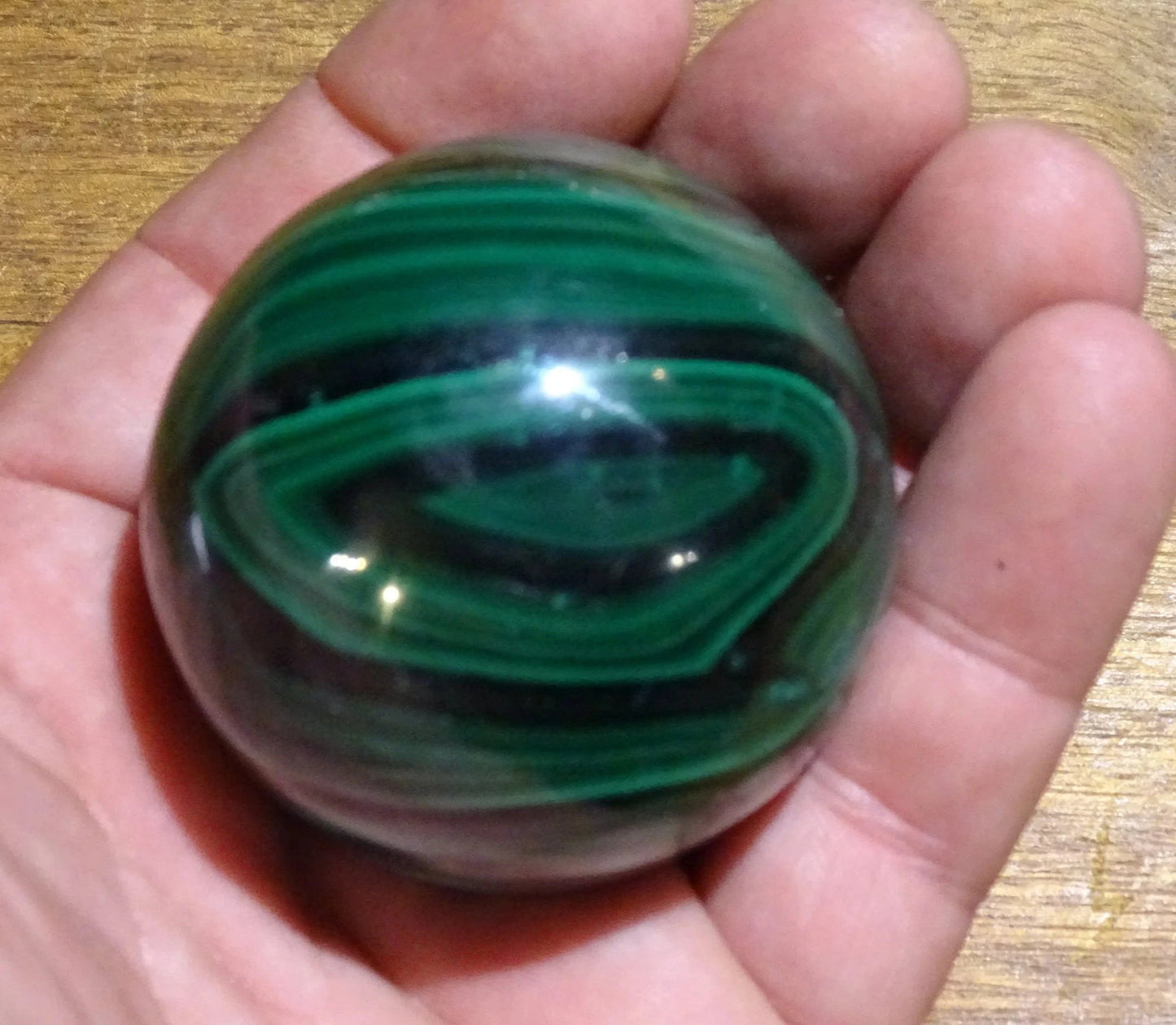 Sphère en malachite, pièce unique de 52 millimètres - 277 grammes. Une pierre aux dessins toujours uniques !