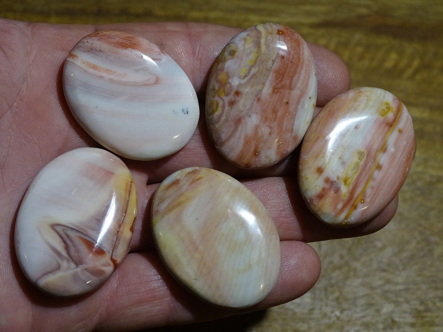 Agate jaspe rose, magnifiques galets de 40 x 30 x 10 mm - 21 grammes environ. Des formes et des couleurs rares et unique !
