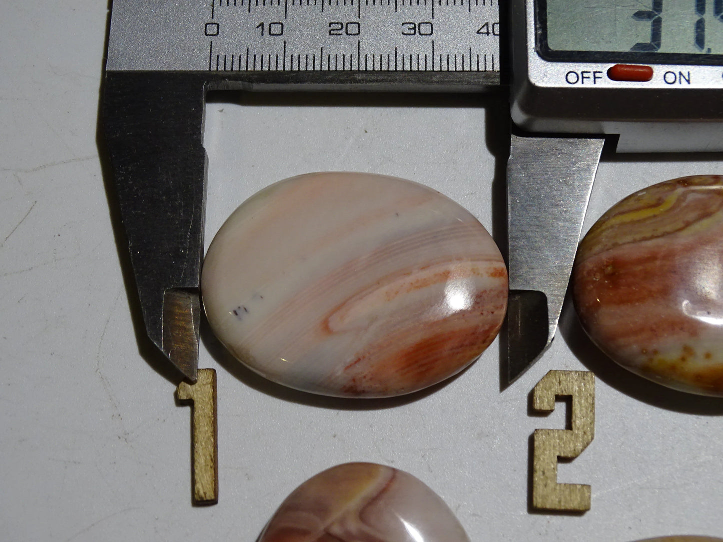 Agate jaspe rose, magnifiques galets de 40 x 30 x 10 mm - 21 grammes environ. Des formes et des couleurs rares et unique !