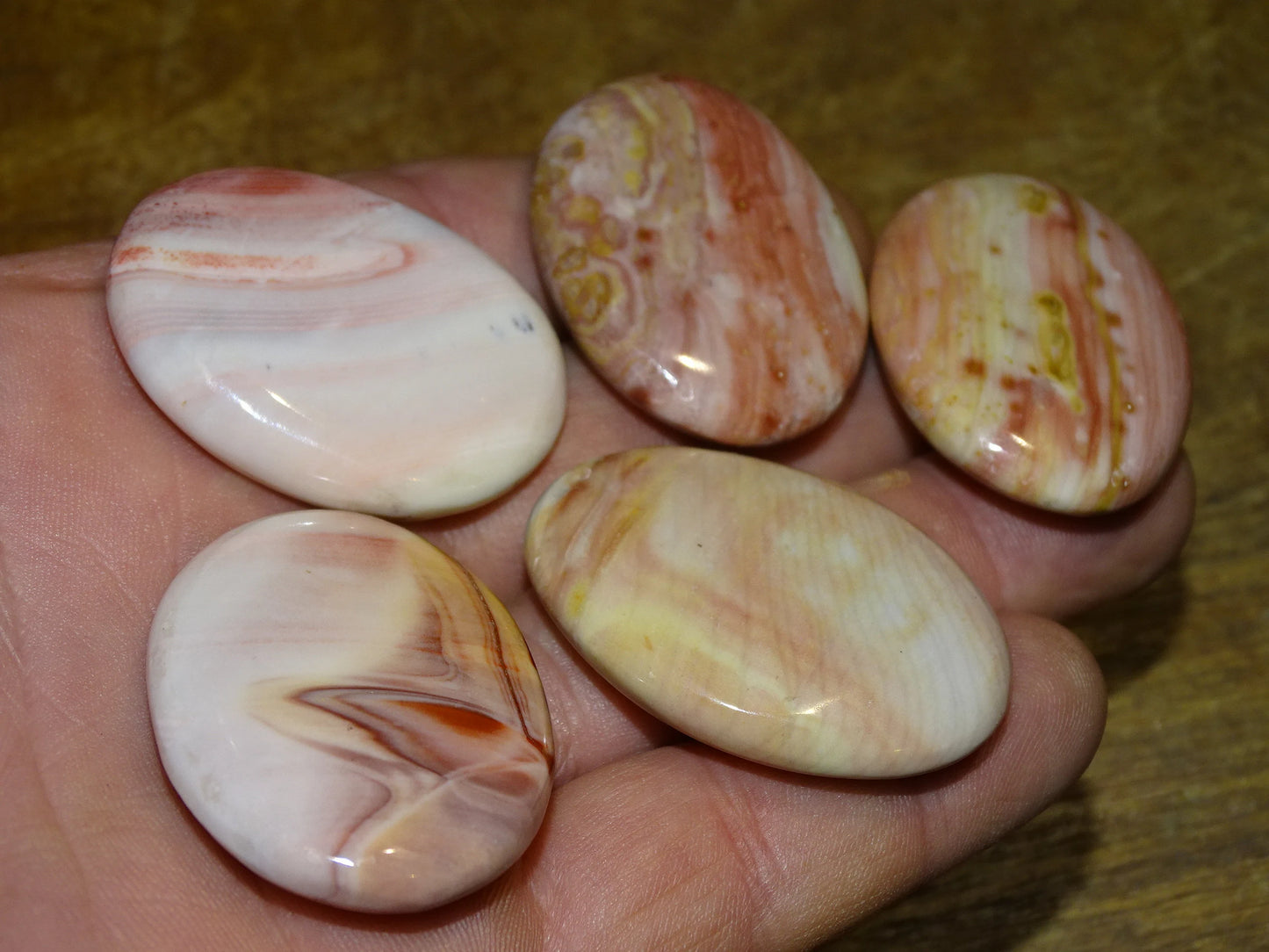 Agate jaspe rose, magnifiques galets de 40 x 30 x 10 mm - 21 grammes environ. Des formes et des couleurs rares et unique !